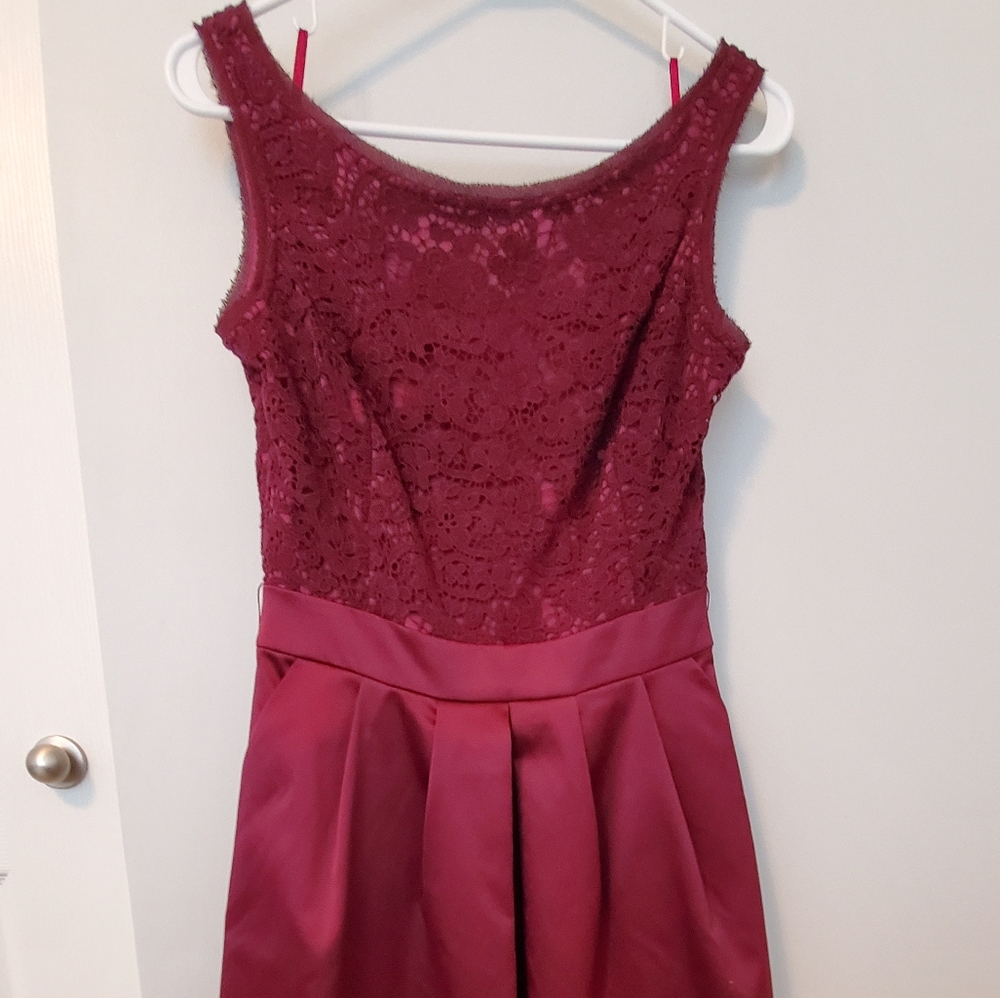 2/$15 Size 4 Limited wine colored dress w/ pockets